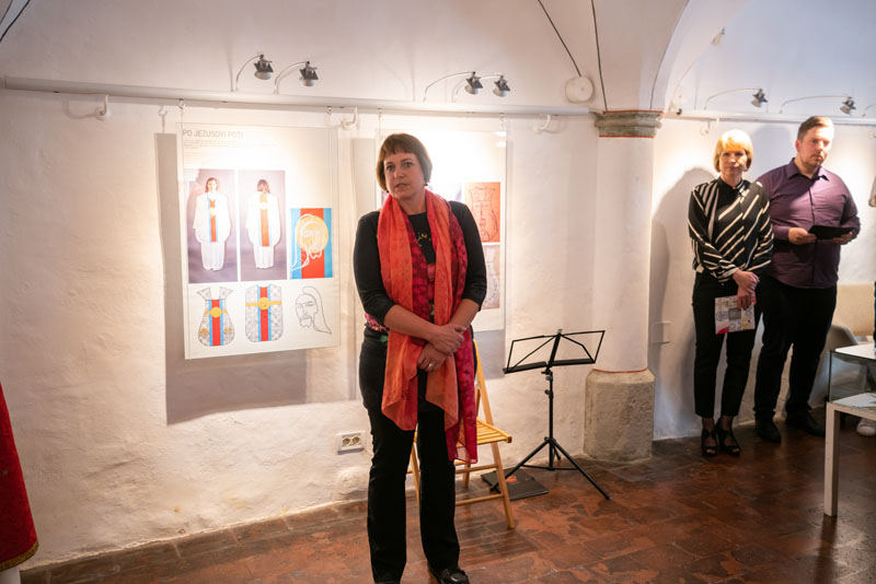 Razstava Zasnove sodobnih mašnih plaščev po navdihu umetniških del zakoncev Vurnik